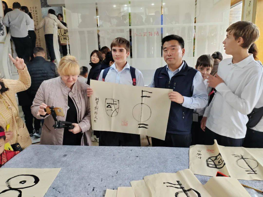 筆墨傳情，友誼長(zhǎng)存——哈爾濱市書(shū)法家協(xié)會(huì)成功舉辦中俄青少年藝術(shù)文化交流活動(dòng)